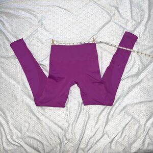 Lululemon Zone in Raspberry Seamless Yoga Leggings– Size 4 (25in waist)